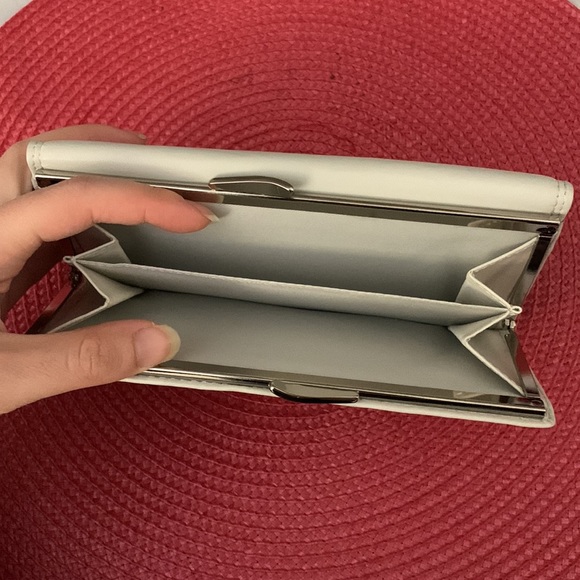 Off-White / Light Beige Genuine Leather Wallet - Picture 13 of 14
